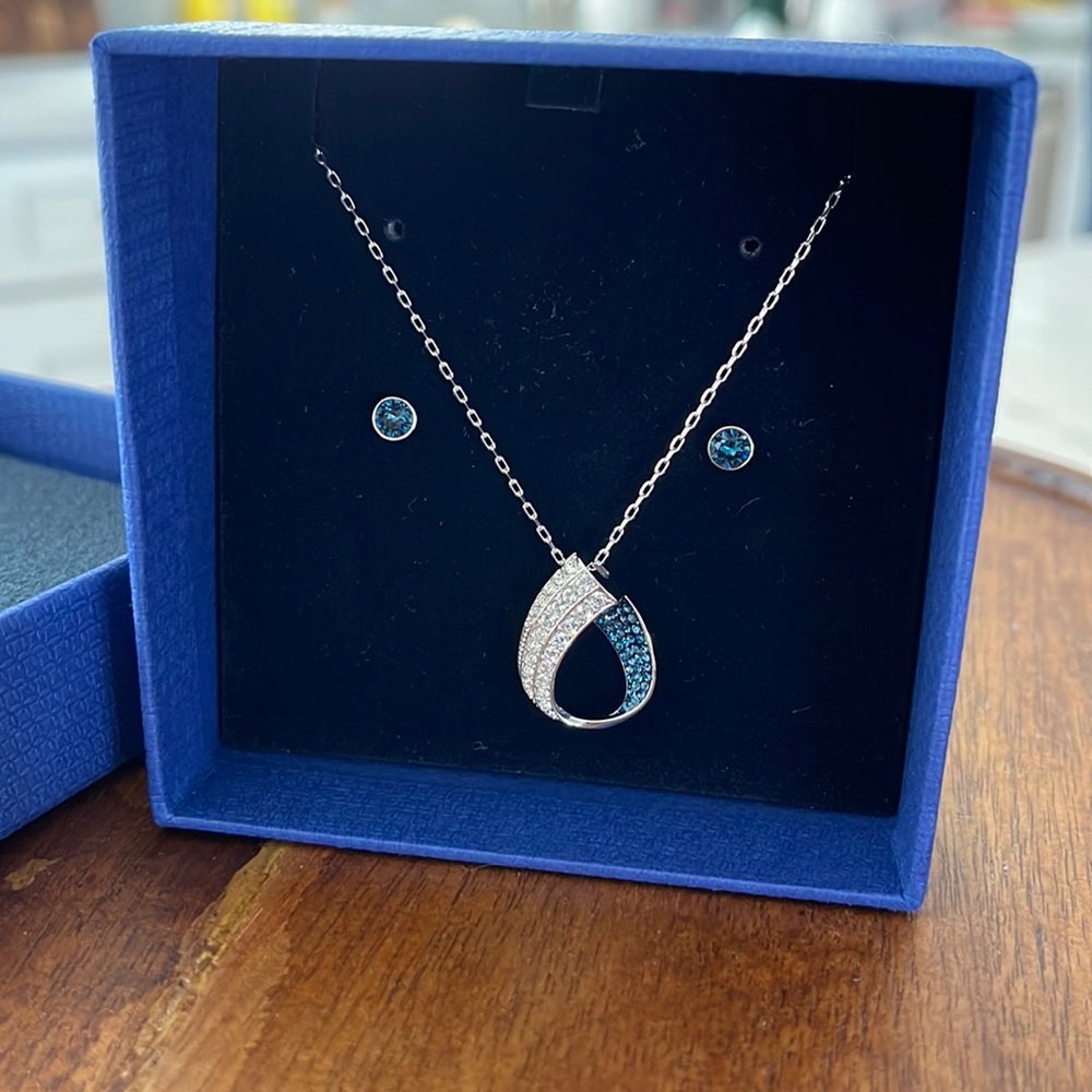 Swarovski Necklace and earrings set!